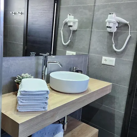 公寓 New Modern With Heated Pool