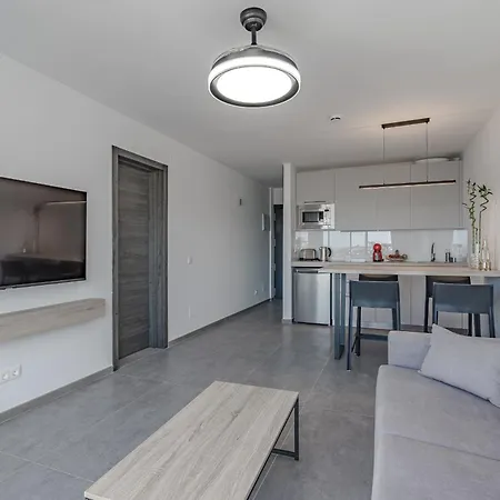 Διαμέρισμα New Modern With Heated Pool *